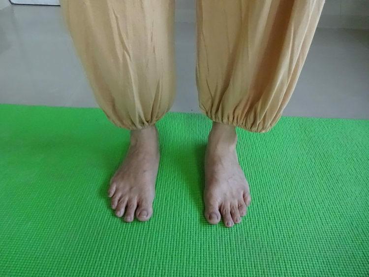 Parallel feet while standing 